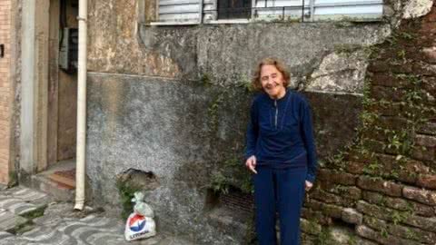 Atriz Laura Cardoso se emociona ao visitar a casa onde morou em Santos - Imagem: reprodução Instagram