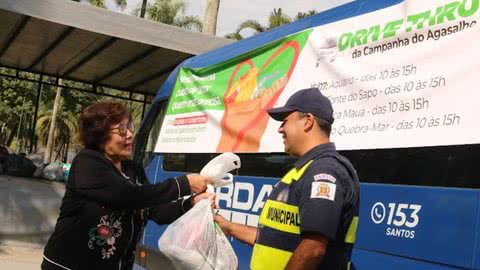 Drive-thrus ampliam adesão à Campanha do Agasalho em Santos - Imagem: reprodução Prefeitura de Santos