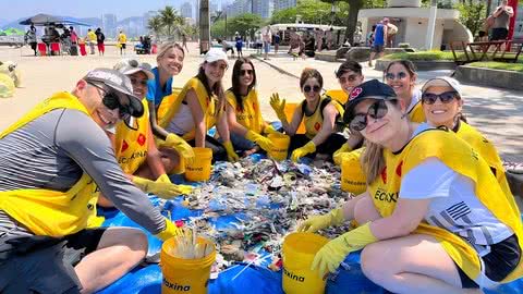 A ação aconteceu na Praia do Embaré, ponto muito impactado pela poluição - Imagem: Redes Sociais