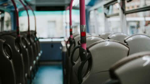 Rodoviária de Santos abre ônibus extras para o fim de ano, principalmente o Natal. - Imagem: reprodução I Freepik