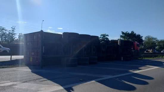 Carreta tombou na Rodovia Anchieta, em Cubatão (SP) - Imagem: Reprodução/ PM Rodoviária/Divulgação