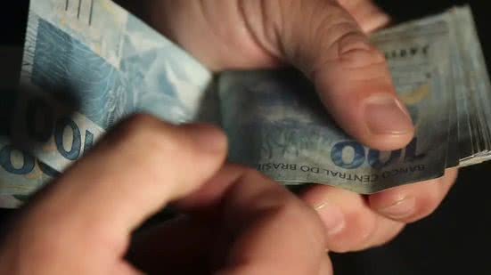 Idosa cai em golpe dentro de agência bancária e perde quase mil reais no litoral de SP - Imagem: Reprodução/ José Cruz/ Agência Brasil