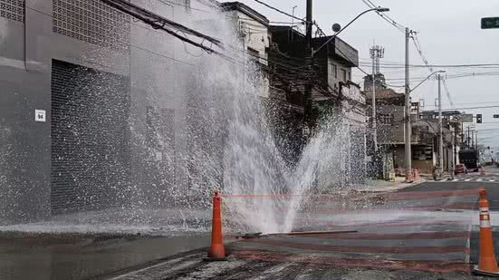 Vazamento na rede de água interrompe obras do VLT e fecha trecho da Conselheiro Nébias - Imagem: Reprodução/ g1