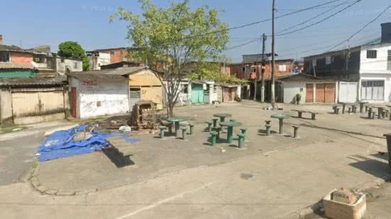 Autoridades registraram a ocorrência e continuam as buscas pelos responsáveis pelo ataque ao policial - Imagem: Reprodução/Google Street View