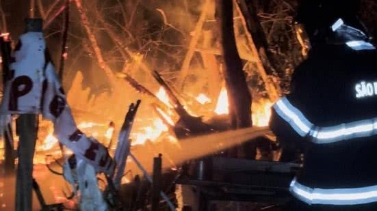 Corpo de Bombeiros foi acionado por volta de 19h e evitou a propagação das chamas - Imagem: Reprodução/ Radar Litoral