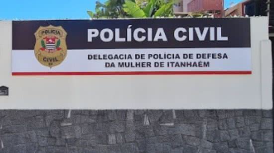 Caso foi registrado na Delegacia de Defesa da Mulher, envolvendo lesão corporal e cárcere privado, entre outras acusações. - Imagem: Reprodução/Redes Sociais