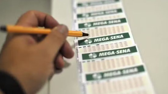No último sorteio, nenhuma aposta acertou as seis dezenas - Imagem: Reprodução / Marcello Casal Jr / Agência Brasil
