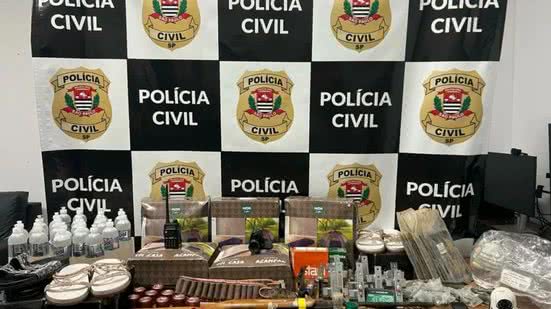 Agentes encontraram cadernos com anotações da organização criminosa e diversos objetos ilícitos, evidenciando a complexidade do esquema - Imagem: Reprodução/ Polícia Civil