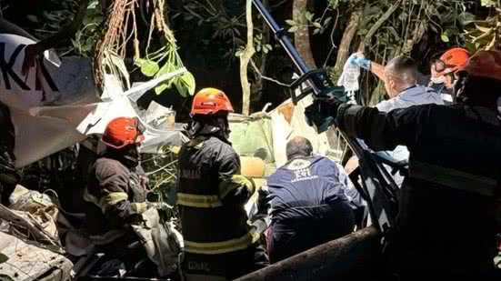 Dois homens estavam na aeronave. Um foi projetado para fora e encontrado já sem vida - Imagem: Divulgação/ Defesa Civil