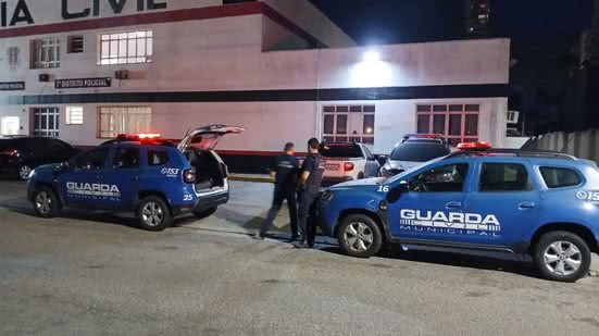 Ação criminosa ocorreu por volta das 20h30, quando o casal abordou três banhistas na faixa de areia da praia - Imagem: Reprodução/ Prefeitura de Santos