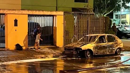 Assim que os agentes chegaram ao endereço, encontraram o carro totalmente consumido pelo fogo - Imagem: Reprodução/ G1