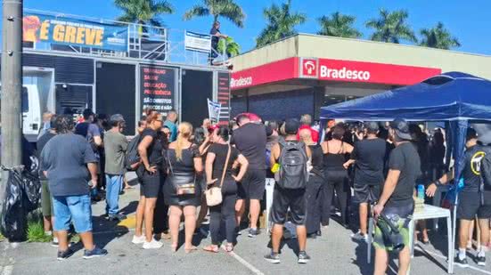 A greve, que ocorreu em frente ao Paço Municipal, busca um aumento de 14,37% e retroativo para os três primeiros meses do ano, mas a prefeitura ainda não apresentou propostas - Imagem: Hamilton Xavier/Sindicato dos Trabalhadores Municipais da Estância Balneária de Praia Grande