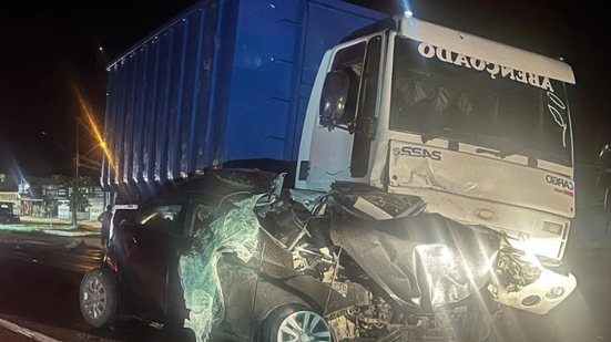 Câmeras do DER registraram o acidente, que levou à interdição da pista até a manhã seguinte, enquanto as vítimas foram socorridas - Imagem: Divulgação/Redes Sociais