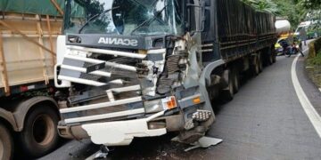 Colisão entre três caminhões causa congestionamento na Anchieta